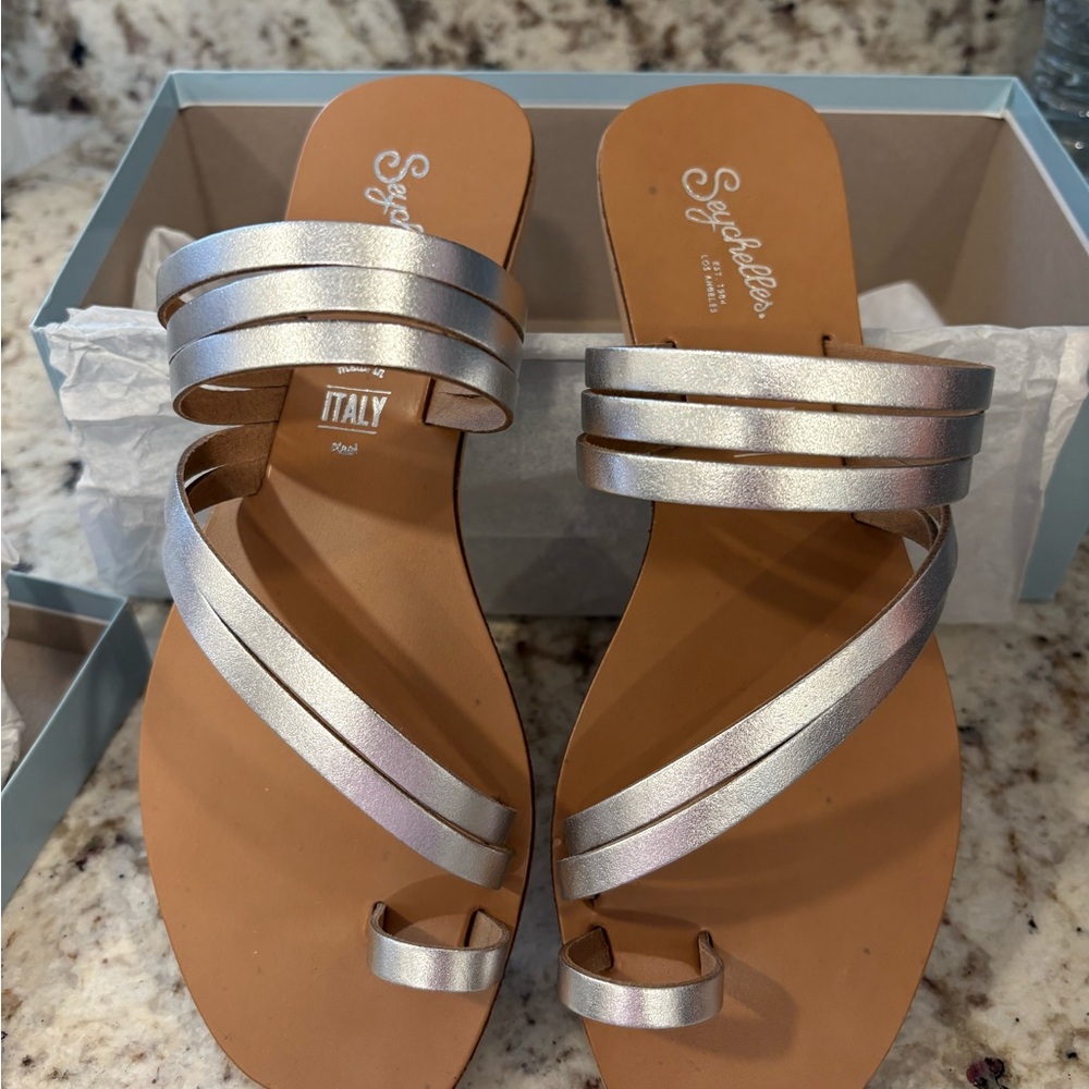 NWB Seychelles Summer rain Metallic Silver Leather Strappy Toe-Ring Sandals
